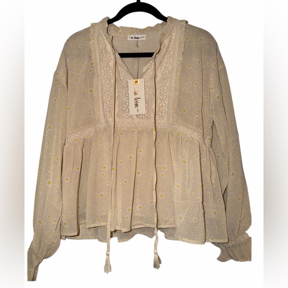 in loom Tops - Brand new! Women's Cream Floral Peasant Blouse with Lace Trim